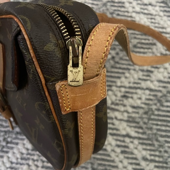 Louis Vuitton cross body bag - Picture 4 of 7